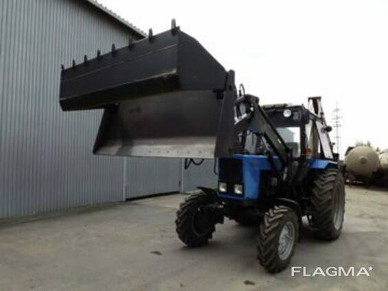 Экскаватор-погрузчик/бульдозер с челюстным универсальным ковшом