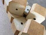 Кубик (шашка/бобышка), прессованный из древесных опилок для производства поддонов.